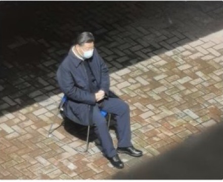 習近平於疫情時期害怕被感染，一個人孤拎拎的坐在椅子上。   圖：翻攝自臉書