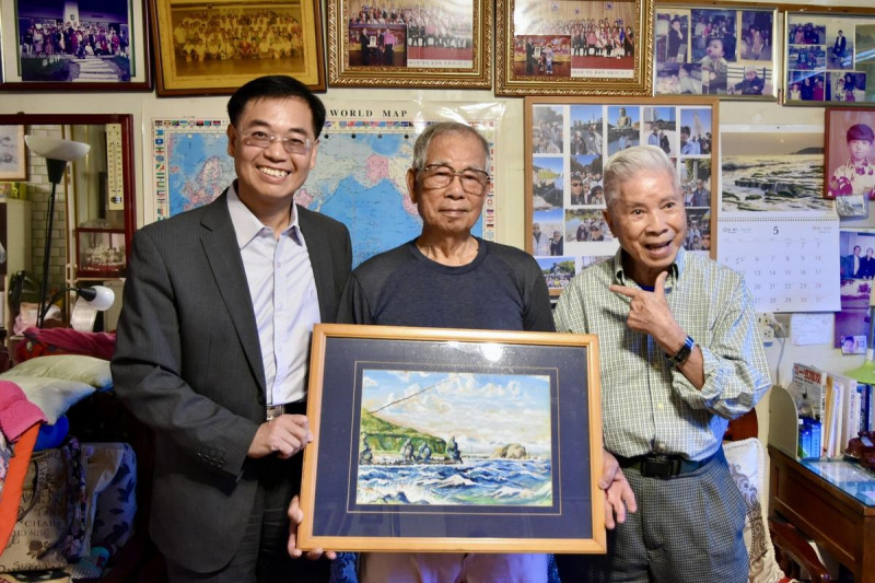 陳顯宗致贈王嵩岳所繪綠島三峰岩畫作(左起國家人權博物館館長洪世芳、陳顯宗、楊國宇)   圖：國家人權博物館提供