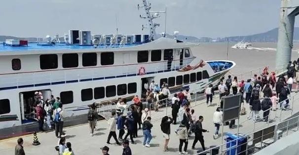  前往普陀山的客運面對人數考驗，地方結合科技和加派船隻加快人潮流動。 圖：翻攝自中國網 