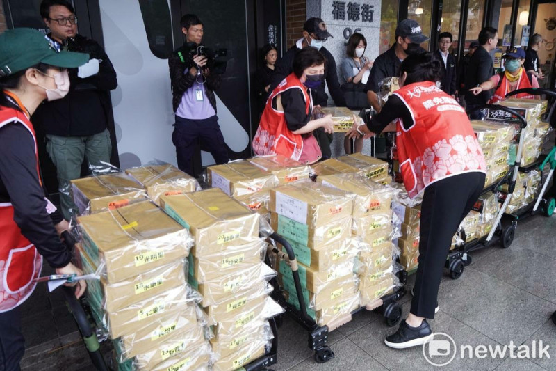 台北市第六選區罷免羅智強立法委員的罷免志工上午舉行第二階段連署書送件記者會，並將罷免連署書送到台北市選委會。   圖：張良一/攝