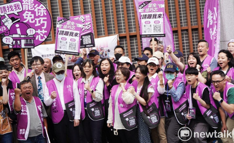 包含「山除薇害」、「港湖除 銹」等多個北市罷免團體上午聯合到北市選委會送連署署,罷團在送件前舉行記者會,並高喊:「大罷免大成功!」等口號。 圖:張良一/攝