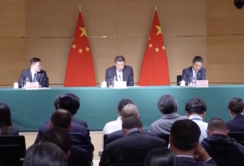 何立峰(中)稱和美方對談順利，美國具有專業度。   圖：翻攝自央視新聞