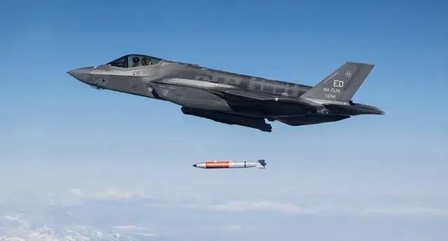 美國 F-35 投放 B61-12 炸彈測試。   圖：翻攝自空天力量