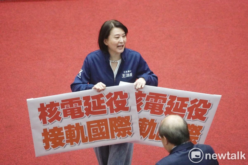 立法院院長韓國瑜在院會敲錘三讀通過核管法第六條文修正草案。圖為國民黨立院黨團書記長王鴻薇在三讀後舉起「核能延役 接軌國際」牌子。 圖:張良一/攝