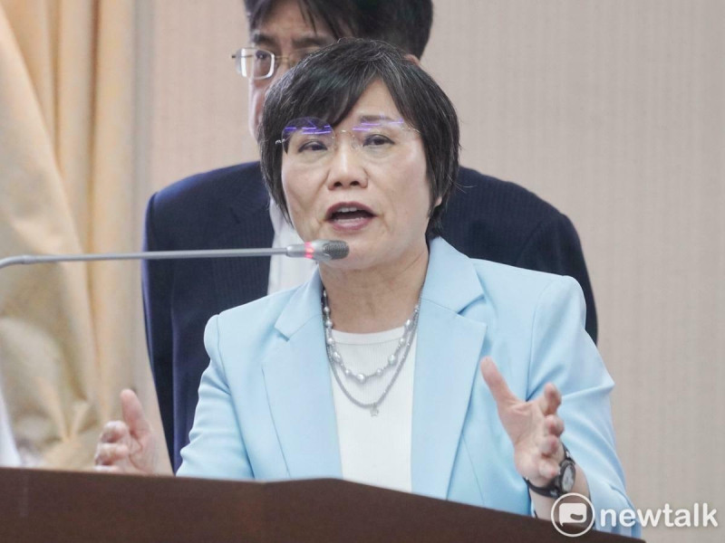內政部長劉世芳今（14）天在立院內政委員會備詢，後方為國土署長吳欣修。   圖：張良一/攝