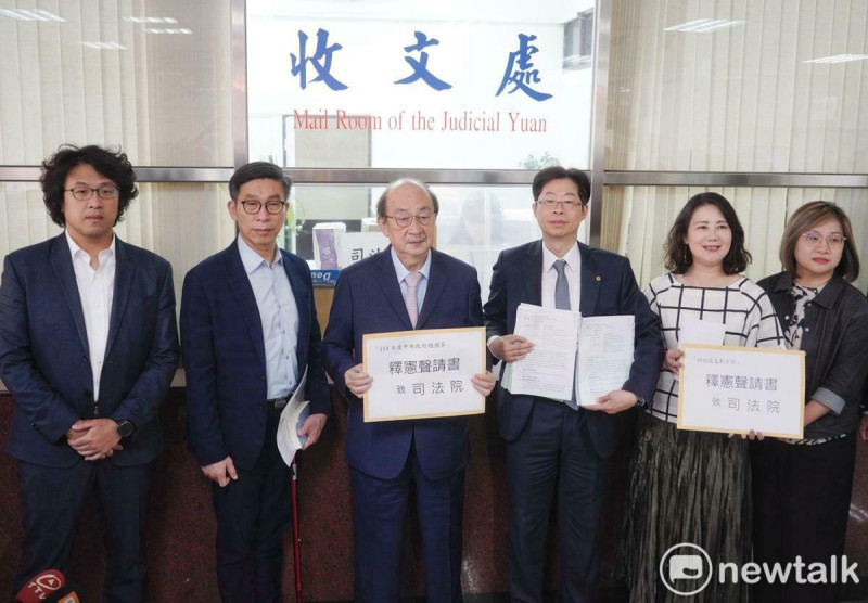 民進黨立院黨團總召柯建銘等人 司法院憲法法庭受理案件處舉行「司法院聲請釋憲遞件」記者會。   圖：張良一/攝