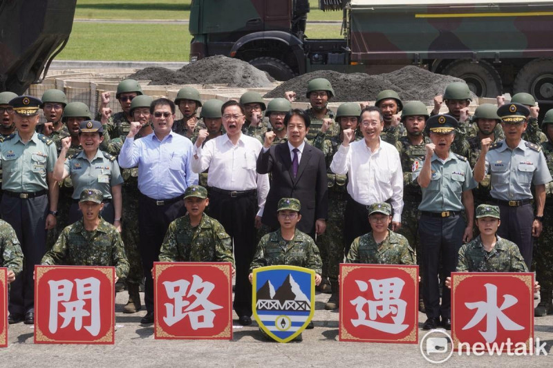 總統賴清德今（16）天在國安會秘書長吳釗燮、國防部長顧立雄的陪同下，前往高雄陸軍工兵訓練中心視導工兵演練架設阻絕設施，並與官兵合影。   圖：張良一/攝