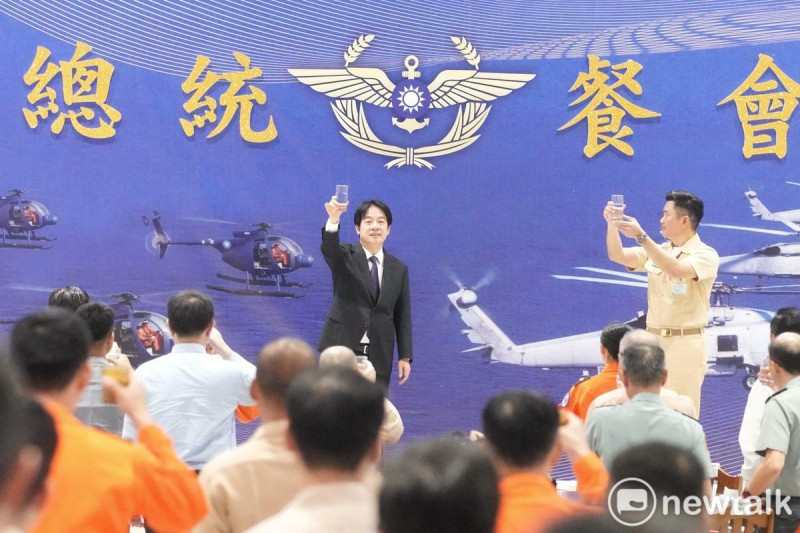 總統賴清德今(16)天在國安會秘書長吳釗燮、國防部長顧立雄的陪同下,到高雄左營勗勉海軍反潛航空指揮部官兵。 圖:張良一/攝