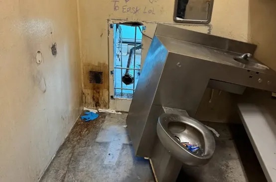 案發現場,監獄設施防護薄弱。 圖:翻攝自長安街知事 案發現場,監獄設施防護薄弱。 圖:翻攝自長安街知事