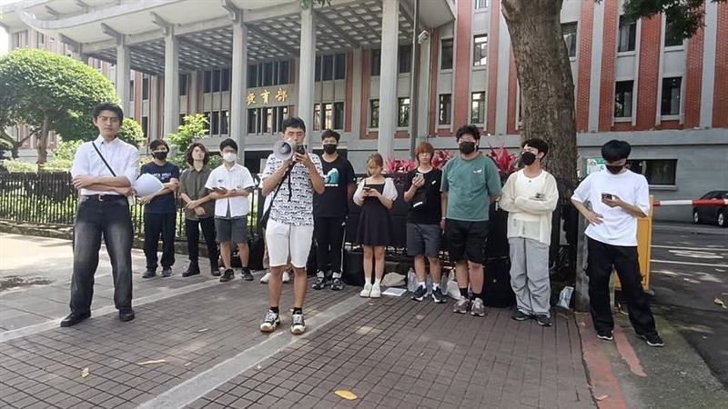 教育部5月16日表示，預計下週公告《高級中等以下學校學生攜帶行動載具到校管理原則》修正草案，引來學生陳情抗議。   圖：捍衛全台學權行動提供