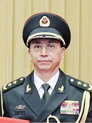 去年習近平提拔何宏軍被外界認為是黑馬，如今傳聞何去世，權力鬥爭的陰影揮散不去。   圖：翻攝自百度百科