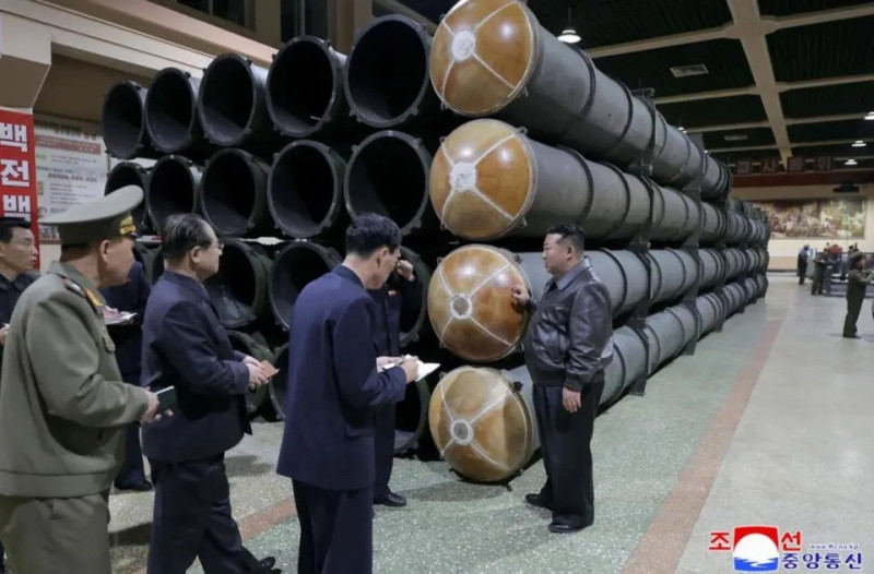 北韓嗅到戰爭商機，出人、出軍火到俄羅斯。圖為金正恩視察導彈工廠。   圖：翻攝自笪志剛