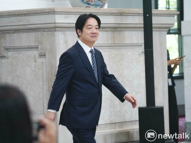 總統賴清德今在副總統蕭美琴、總統府秘書長潘孟安的陪同下，在總統府敞廳發表就職週年談話。   圖：張良一/攝
