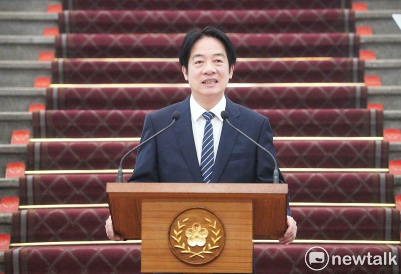 總統賴清德今在副總統蕭美琴、總統府秘書長潘孟安的陪同下，在總統府敞廳發表就職週年談話。   圖：張良一/攝