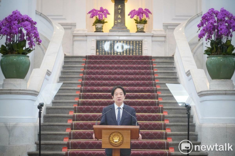 總統賴清德今在副總統蕭美琴、總統府秘書長潘孟安的陪同下，在總統府敞廳發表就職週年談話。   圖：張良一/攝