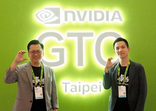 國泰金控採用輝達（NVIDIA）「NeMo」平台為台灣打造金融代理，於今日在 GTC Taipei 發表研究成果。（圖左為國泰金副總經理梁明喬、圖右為國泰金數發中心經理謝昌宏）   圖：國泰金／提供