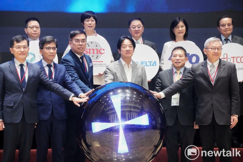 總統賴清德今(23)天在國發會主委劉鏡清、國科會主委吳誠文、金管會主委彭金隆和環境部長彭啟明等人的陪同下,出席「台灣綠色成長啟動暨亞洲綠色成長論壇開幕儀式」。 圖:張良一/攝