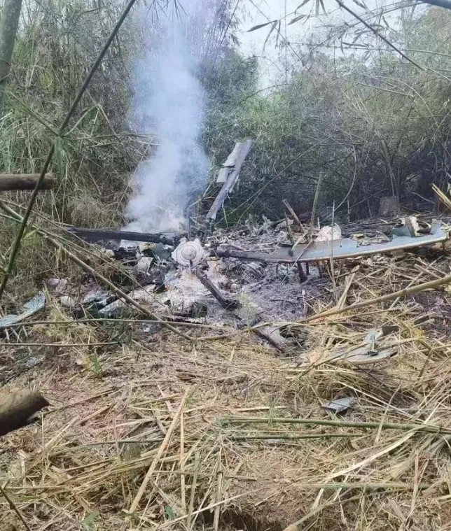 政府軍被摧毀的 Mi-17 躋身全毀不能修復,現場發現 16 具軍人遺體。 圖:翻攝自緬甸中文君 政府軍被摧毀的 Mi-17 躋身全毀不能修復,現場發現 16 具軍人遺體。 圖:翻攝自緬甸中文君