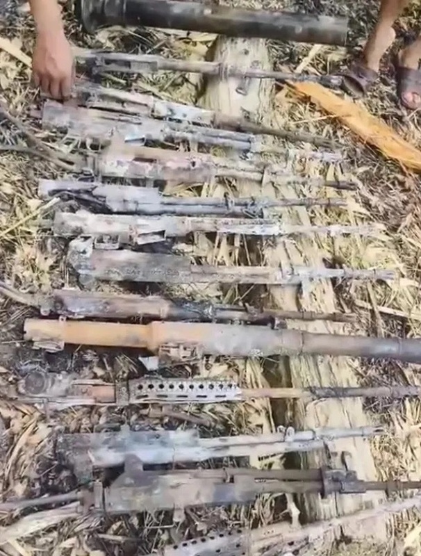 直升機墜落現場發現 14 件武器,緬甸軍在克欽地區的局勢逐漸不利。 圖:翻攝自緬甸中文君 直升機墜落現場發現 14 件武器,緬甸軍在克欽地區的局勢逐漸不利。 圖:翻攝自緬甸中文君