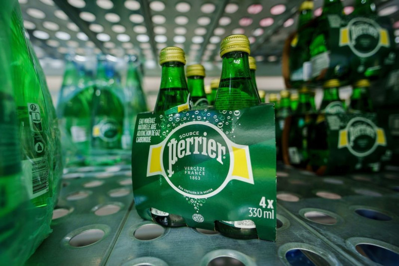 沛綠雅（Perrier）出現造假風波，污染水源被包裝成最純淨的水。   圖：翻攝自Ｘ