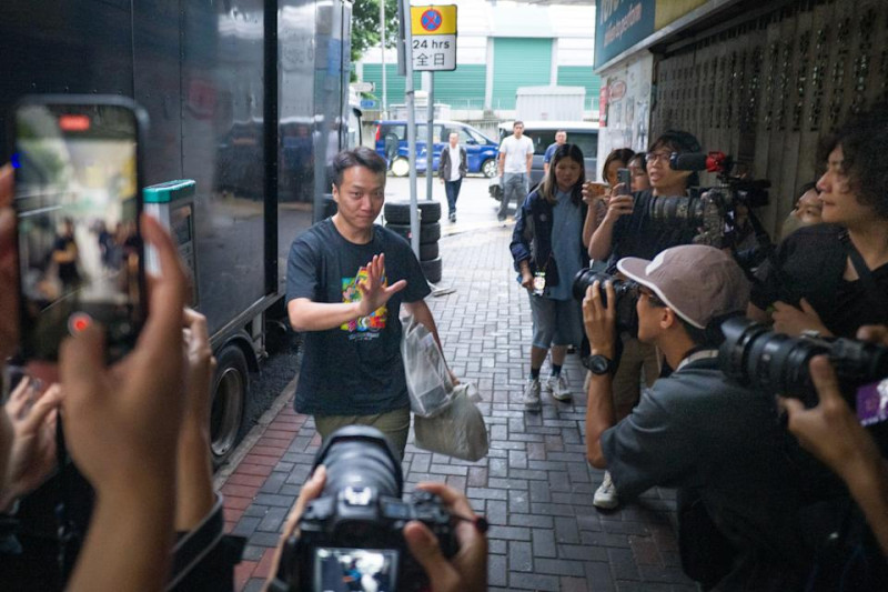 岑子杰今天刑滿釋放，現場出現支持者為其加油喊話。   圖：翻攝自Ｘ