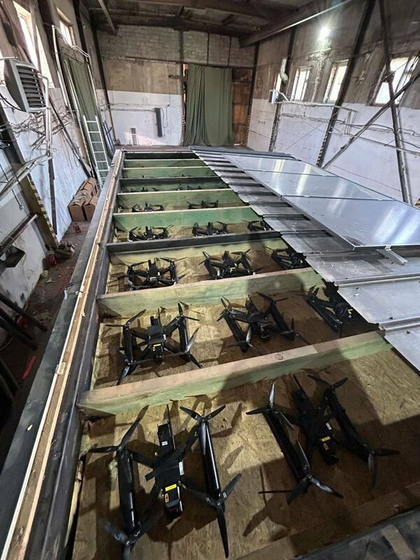自殺式無人機在烏俄戰場屢屢建功,這次蜘蛛網行動更是靠 FPV 炸毀俄羅斯機場。 圖:翻攝自X 自殺式無人機在烏俄戰場屢屢建功,這次蜘蛛網行動更是靠 FPV 炸毀俄羅斯機場。 圖:翻攝自X