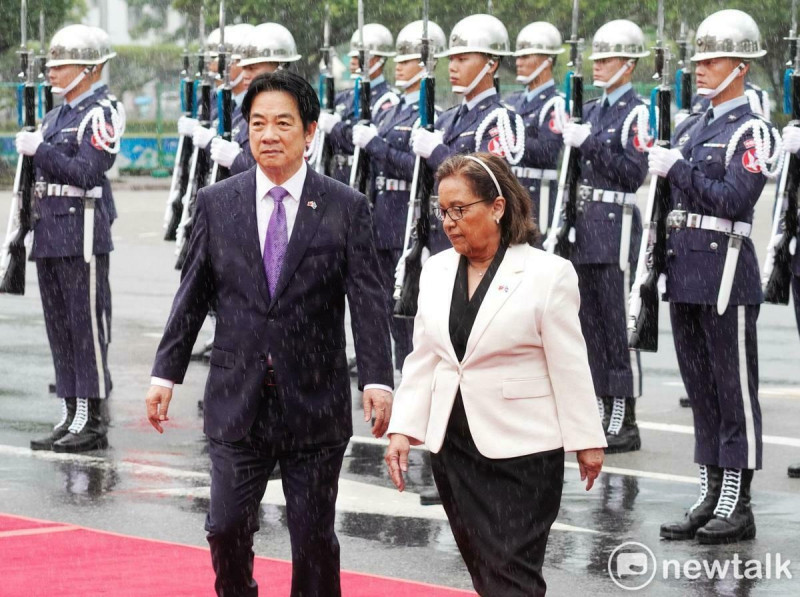 總統賴清德上午在總統府前以軍禮歡迎馬紹爾群島共和國總統海妮伉儷。   圖：張良一/攝