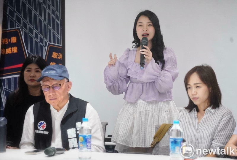 聯電創辦人、三號罷免志工曹興誠和全台各地多位罷團志工出席「反共護台志工聯盟舉行支援全台大罷免第三階段行動記者會」。 圖:張良一/攝