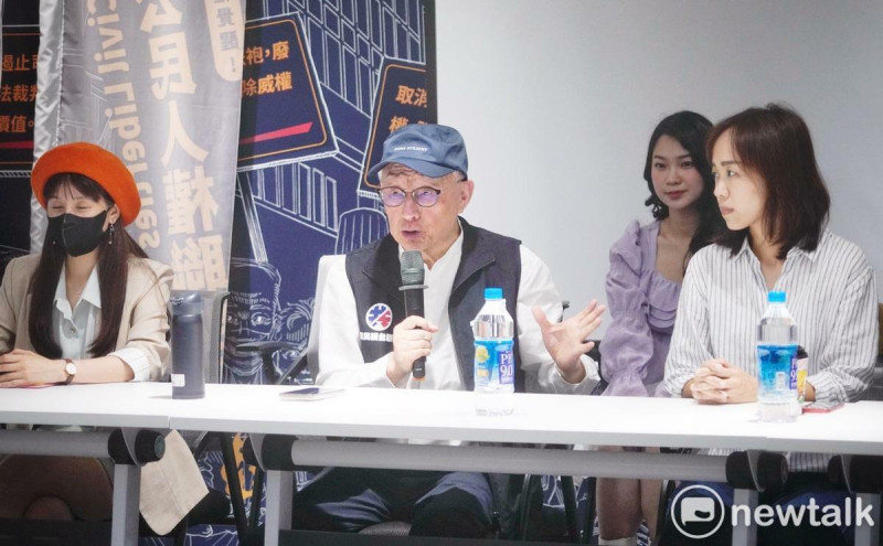 聯電創辦人、三號罷免志工曹興誠和全台各地多位罷團志工出席「反共護台志工聯盟舉行支援全台大罷免第三階段行動記者會」。   圖：張良一/攝