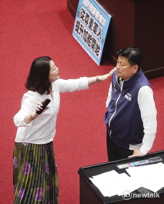立法院院會上週五擬處理提高志願役軍人加給等議案。圖為民進黨立院黨團幹事長吳思瑤在議場內和國民黨立院黨團總召傅崐萁交換意見。 圖:張良一/攝 立法院院會上週五擬處理提高志願役軍人加給等議案。圖為民進黨立院黨團幹事長吳思瑤在議場內和國民黨立院黨團總召傅崐萁交換意見。 圖:張良一/攝