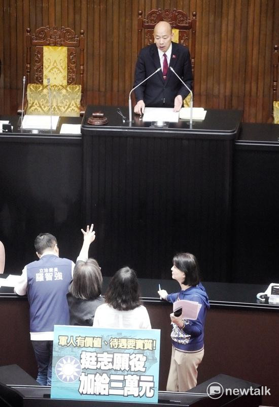 立法院會今（6）日擬處理提高志願役軍人加給等議案，院長韓國瑜在接近中午時宣布休息，引起朝野黨團一陣錯愕而向韓國瑜抗議。   圖：張良一/攝