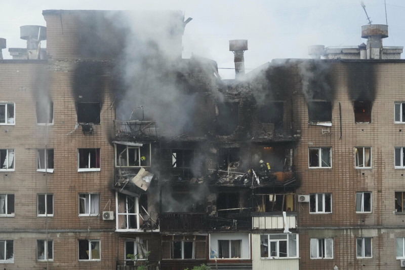 烏克蘭哈爾科夫（Kharkiv）市長伊霍爾．捷列霍夫（Ihor Terekhov）今（7）日表示，俄羅斯夜間使用無人機、導彈和導引炸彈攻擊該城市，造成至少 3人死亡，逾 21人受傷。   圖：達志影像／美聯社