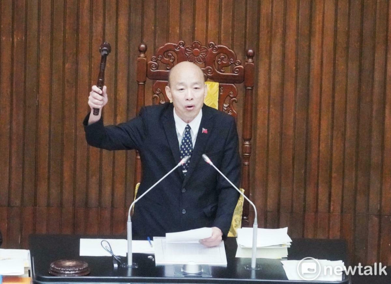 立法院長韓國瑜下午在院會敲槌三讀通過《國軍退除役官兵輔導條例》增訂第二十七條之二條文。   圖：張良一/攝