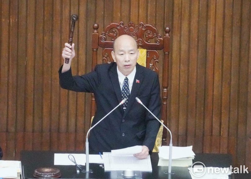 立法院長韓國瑜今（10）天上午在院會敲槌三讀通過軍人待遇條例第五條。   圖：張良一/攝
