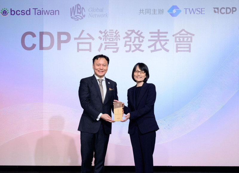 富邦金人資長暨永續發展處處長劉菁宜資深副總經理(右)代表出席「CDP台灣發表會」，接受CDP氣候變遷評比最高榮譽「A 級」(A-List)表揚。   圖：富邦金／提供