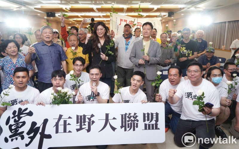 在黨外大聯盟發起人鄭麗文、中廣前董事長趙少康等人在成立大會上呼口號。   圖：張良一/攝
