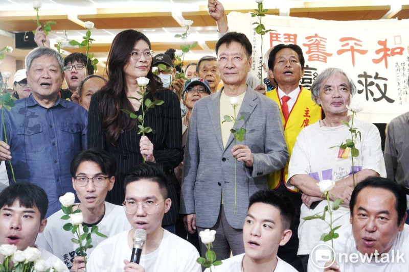 在黨外大聯盟發起人鄭麗文、中廣前董事長趙少康等人在成立大會上呼口號。   圖：張良一/攝