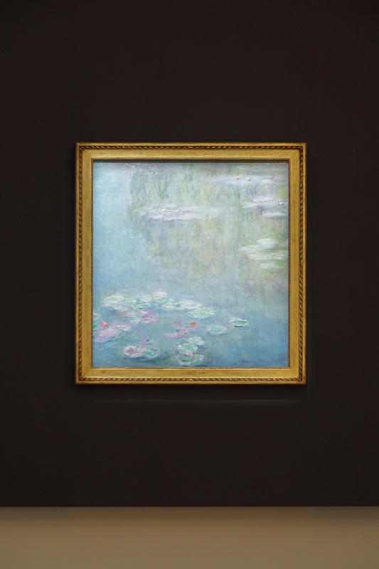 此展領銜之作——莫內《睡蓮》，作於1908年，是這個標誌性系列中首幅被美術館收藏的作品，透過層層疊疊的筆觸、流動的色彩，捕捉水面上瞬息萬變的光線與時間感，展現對光與色彩的終極追求。   圖：富邦美術館／提供