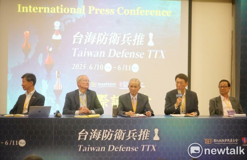台北政經學院基金會董事長黃煌雄(中)、前參謀總長李喜明(右二)、前美國太平洋司令布萊爾、前海上自衛隊幕僚長武居智久(左)、前陸軍司令胡鎮埔(右)等人出席台海防衛兵推會後記者會。 圖:張良一/攝 台北政經學院基金會董事長黃煌雄(中)、前參謀總長李喜明(右二)、前美國太平洋司令布萊爾、前海上自衛隊幕僚長武居智久(左)、前陸軍司令胡鎮埔(右)等人出席台海防衛兵推會後記者會。 圖:張良一/攝