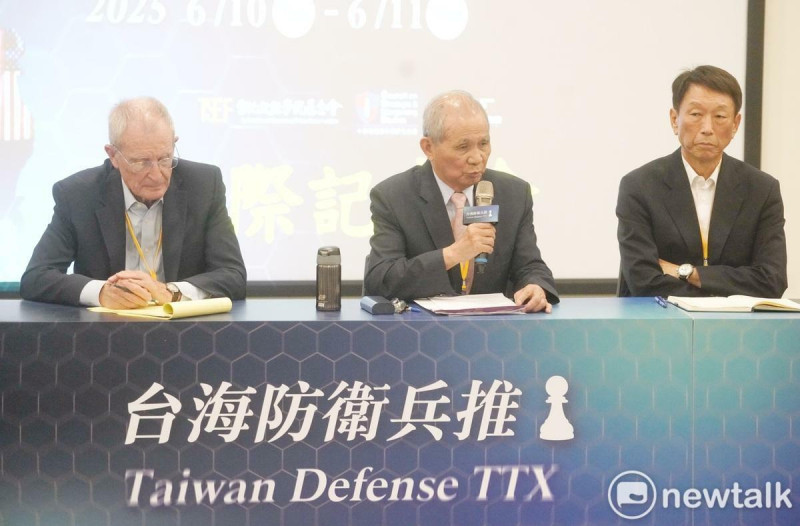 台北政經學院基金會董事長黃煌雄(中)、前參謀總長李喜明(右)、前美國太平洋司令布萊爾出席台海防衛兵推會後記者會。 圖:張良一/攝 台北政經學院基金會董事長黃煌雄(中)、前參謀總長李喜明(右)、前美國太平洋司令布萊爾出席台海防衛兵推會後記者會。 圖:張良一/攝