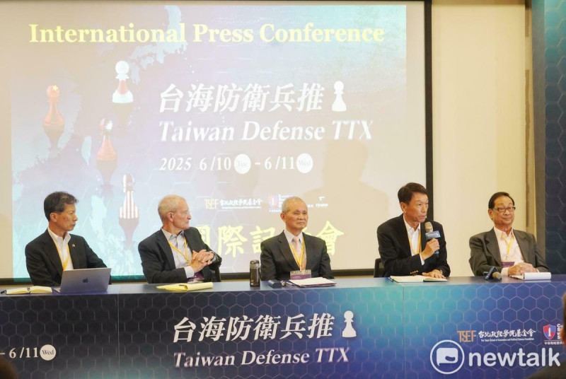 台北政經學院基金會董事長黃煌雄(中)、前參謀總長李喜明(右二)、前美國太平洋司令布萊爾、前海上自衛隊幕僚長武居智久(左)、前陸軍司令胡鎮埔(右)等人出席台海防衛兵推會後記者會。 圖:張良一/攝 台北政經學院基金會董事長黃煌雄(中)、前參謀總長李喜明(右二)、前美國太平洋司令布萊爾、前海上自衛隊幕僚長武居智久(左)、前陸軍司令胡鎮埔(右)等人出席台海防衛兵推會後記者會。 圖:張良一/攝