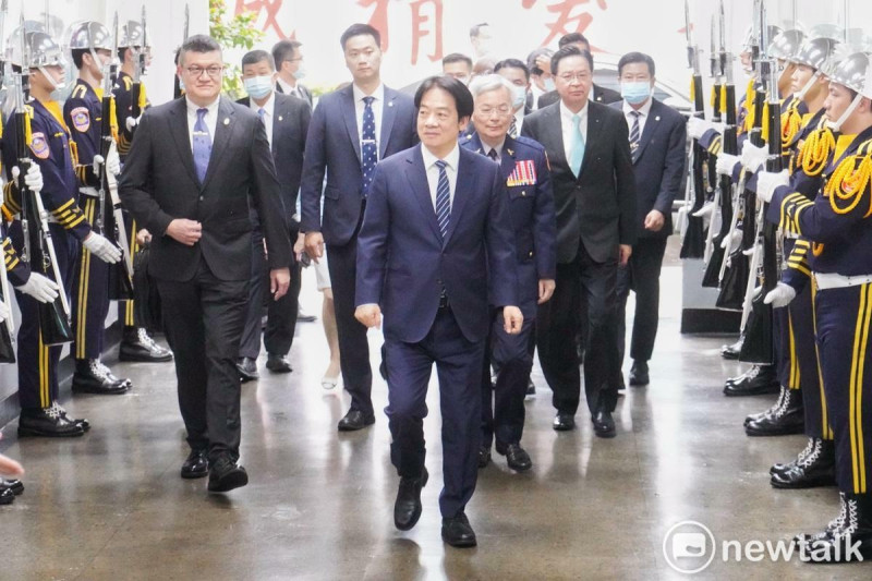 總統賴清德上午在國安會秘書長吳釗燮的陪同下，出席警察節慶祝大會，並頒獎表揚模範警察。   圖：張良一/攝