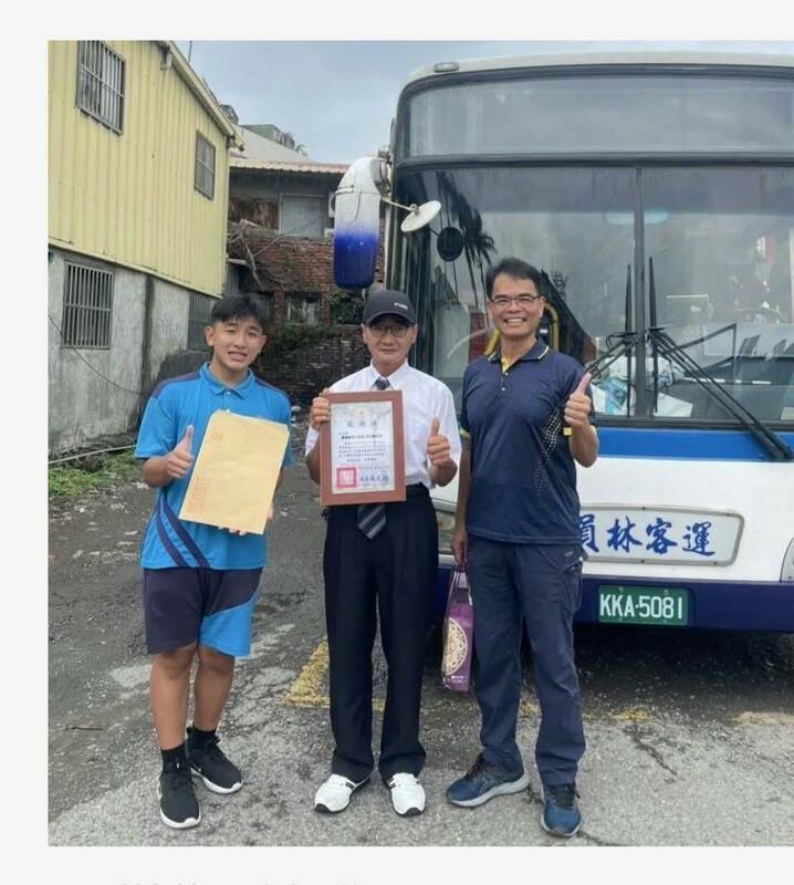 芳苑國中歐同學（左）、員林客運楊文對司機（中）、芳苑國中黃天助校長（右）   圖：翻攝自彰化芳苑國中