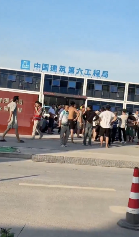 廣州建築第六工程局積欠農民工薪資,農民工在現場抗議。 圖:翻攝自李老師不是你老師