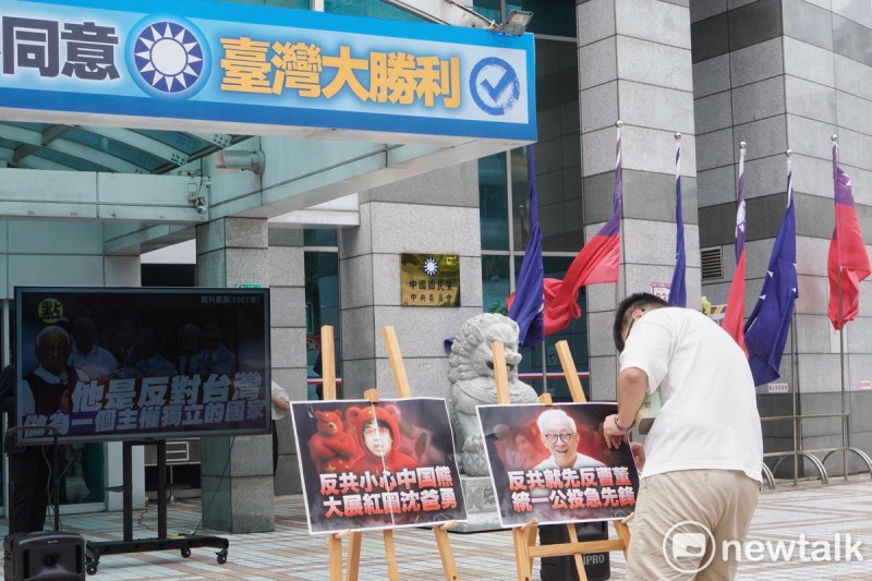 反共護台志工聯盟罷免志工曹興誠和多個罷團志工在國民黨中央黨前舉行記者會,邀請國民黨主席朱立倫、國民黨立院黨團總召傅崐萁就大罷免進行辯論,不過,國民黨中央在現場播放高凌風的「燃燒吧!火鳥」干擾罷團記者會進行。 圖:張良一/攝