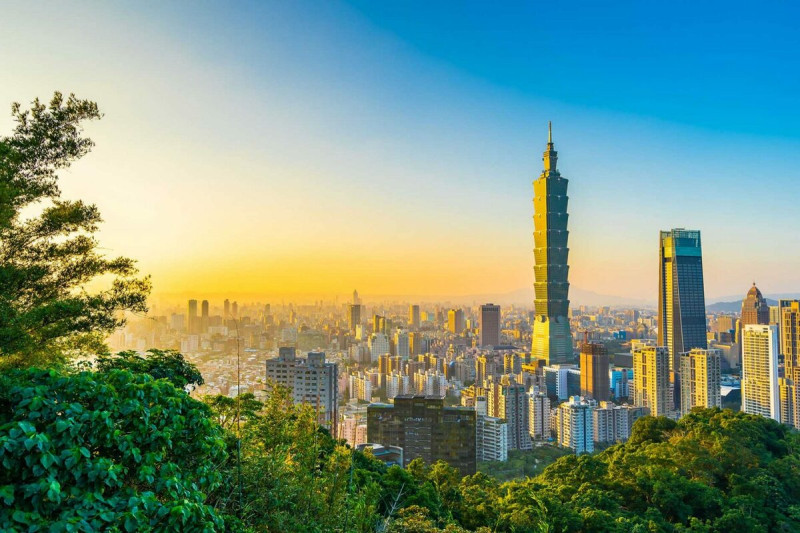 瑞士洛桑管理學院（IMD）公布「2025年 IMD 世界競爭力年報」，台灣（中華台北）在 69個受評比國家／地區中排名第六名，較前一年還進步 2名。   圖：國泰航空（城市示意圖）