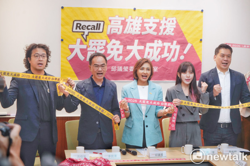 民進黨高雄市立委李柏毅（右起）、黃捷、邱議瑩、李昆澤和沈伯洋舉行記者會，宣布即日起支援全台各地的大罷免行動。   圖：張良一/攝