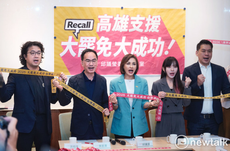 民進黨高雄市立委李柏毅（右起）、黃捷、邱議瑩、李昆澤和沈伯洋舉行記者會，宣布即日起支援全台各地的大罷免行動。   圖：張良一/攝