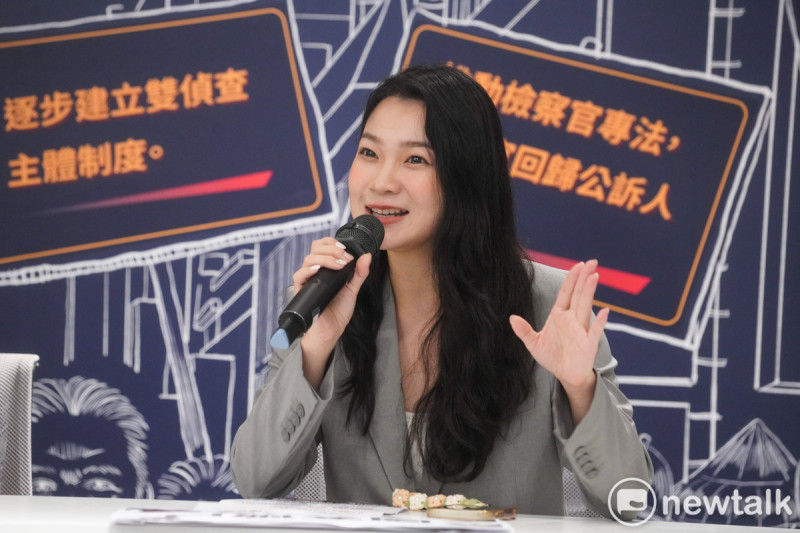 罷團代表阿美、婷婷和Molly等人今（19）天舉行「這還不是親共？藍委劍指內國法化假和平真侵略」記者會。   圖：張良一/攝
