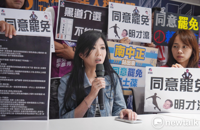 針對新北十一選區「拔羅波」領銜人吳柏瑋突發表不自殺聲明，多個罷團代表上午舉行「黑道出手領銜人噤聲，公民權行使威嚇零容忍」記者會，呼籲全民應站出來，力挺吳柏瑋。圖為反共律師團召集人黃思維律師。   圖：張良一/攝